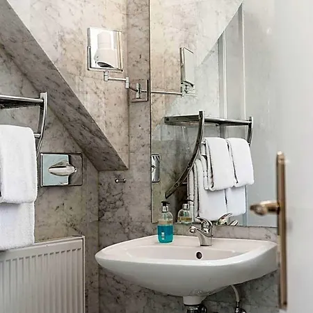 Carlton Mayfair 3*